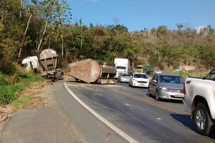 Carreta tomba na BR-101 em São Miguel dos Campos