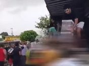 Carga é saqueada após colisão entre caminhões na BR-101, em Junqueiro 