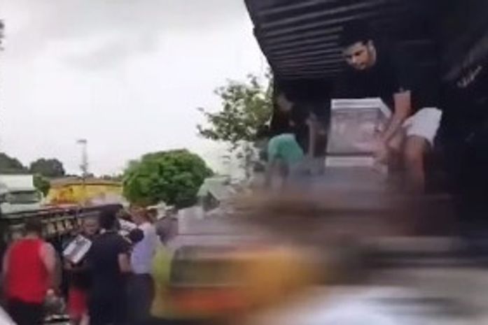 Carga é saqueada após colisão entre caminhões na BR-101, em Junqueiro