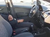 Homem alcoolizado dorme dentro de veículo