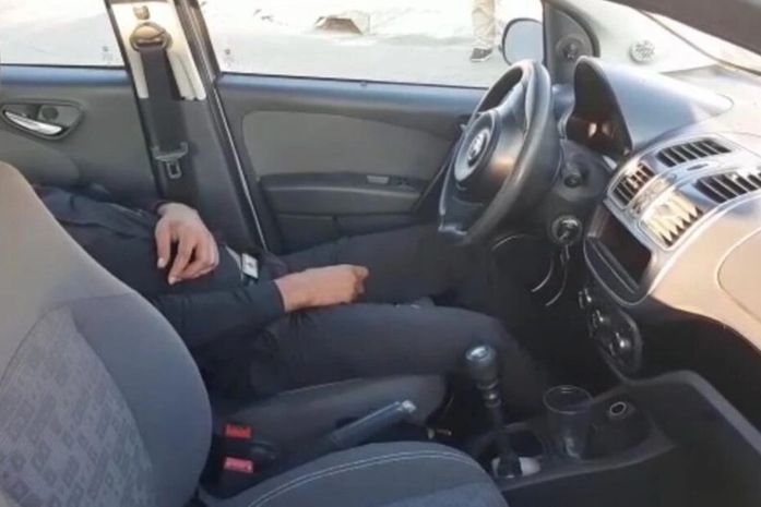 Homem alcoolizado dorme dentro de veículo