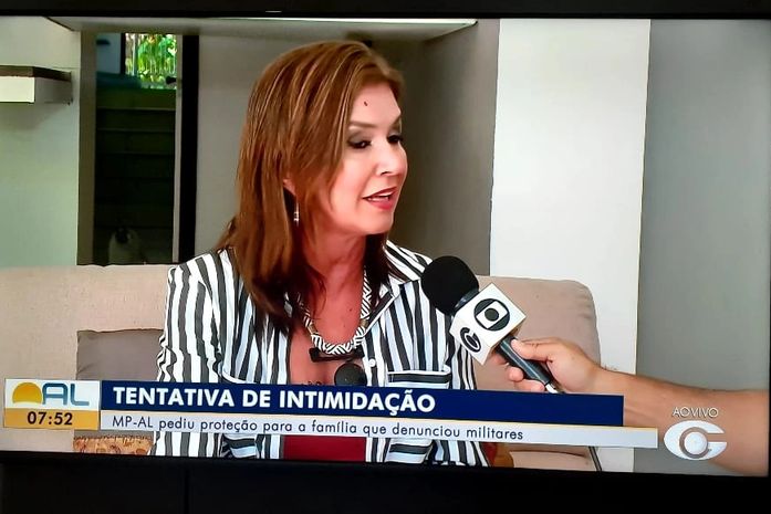 E defronte a tv, essa ativista, foi toda aplausos para a promotora, Karla Padilha.Bravo!