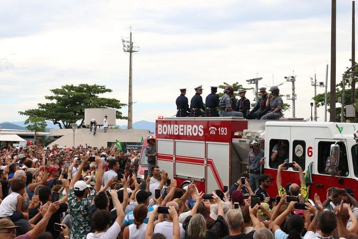 Após fim do velório, cortejo com corpo de Pelé sai por ruas de Santos