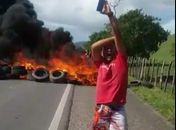 Moradores bloquearam via queimando pneus