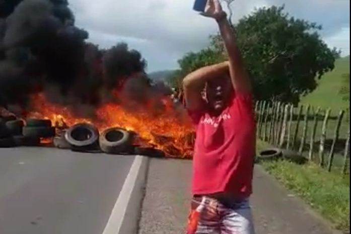 Moradores bloquearam via queimando pneus