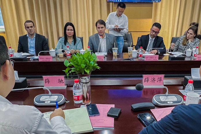 Na China, prefeito Cacau debate expansão da ZTT em Marechal Deodoro