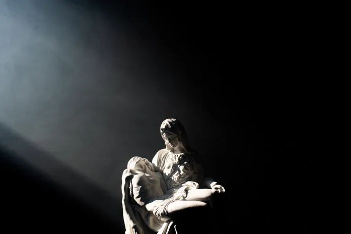 Escultura Pietà, feita pelo renascentista Michelangelo.