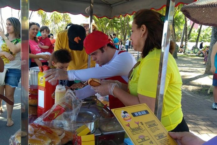 Jovem com Síndrome de Down lança hot dog Gourmet na orla de Ponta Verde
