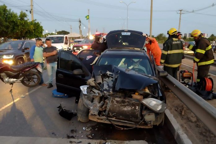 Colisão entre veículos deixa motorista preso às ferragens na AL-220, em Arapiraca