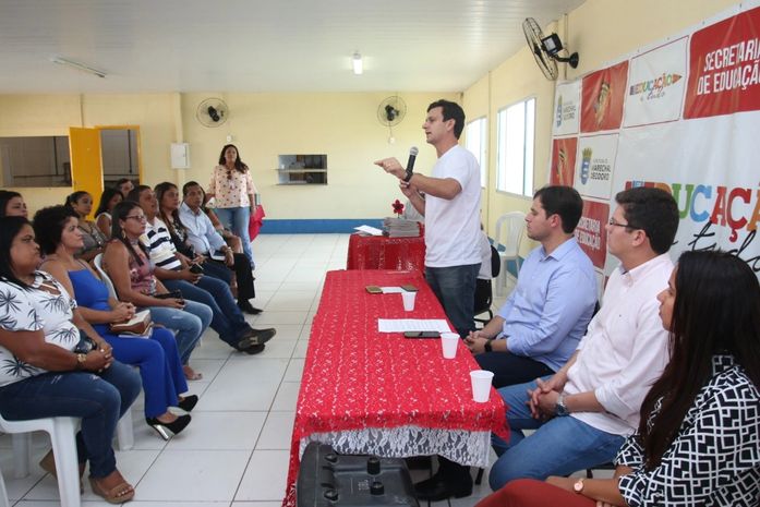 Durante posse, diretores das Escolas Municipais e NEIs assinam Contrato de Gestão