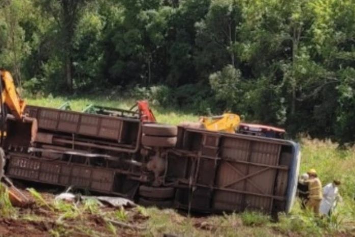 RS: ônibus com estudantes tomba em ribanceira e deixa 7 mortos
