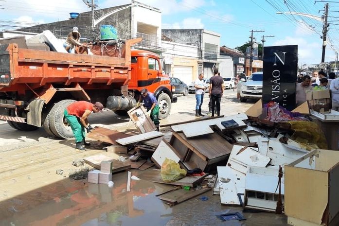 Prefeito George Clemente visita áreas e comerciantes afetados pelas fortes chuvas