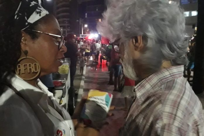 Instituto Raízes de Áfricas distribui exemplares do Estatuto da Igualdade Racial na Caminhada Pela Democracia, em Maceió, AL.