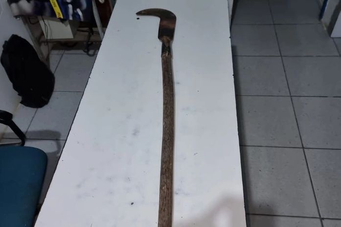 Foice usada no crime foi apreendida