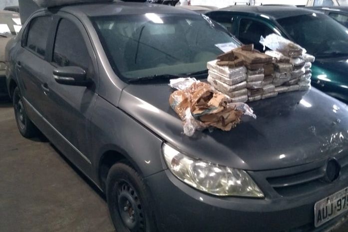 Dupla invade Detran para tentar recuperar 20 kg de drogas em carro apreendido