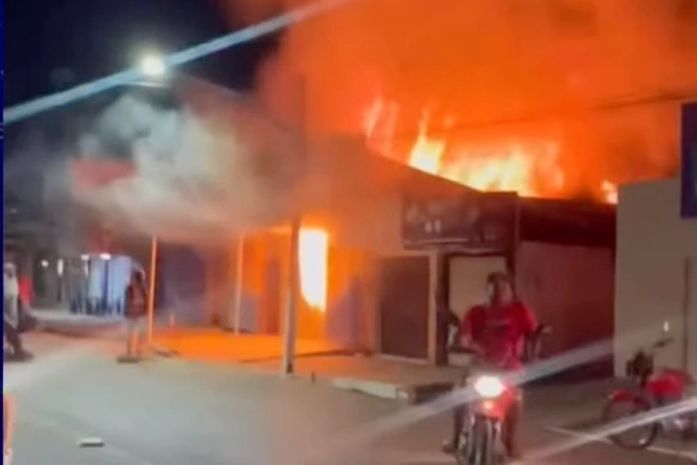 Incêndio de grandes proporções destrói mercado no Sertão de Alagoas