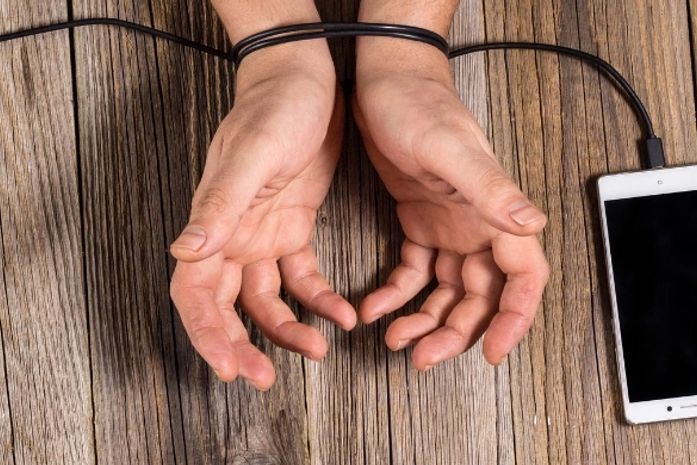 Comissão aprova projeto de prevenção à dependência de celulares e internet
