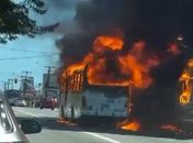 Motorista detalha momentos antes de ônibus pegar fogo na Av. Fernandes Lima; veja vídeo