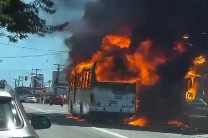 Motorista detalha momentos antes de ônibus pegar fogo na Av. Fernandes Lima; veja vídeo