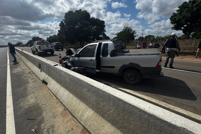 Uma pessoa morre e outra fica ferida em colisão entre carro e moto na AL-220, em Arapiraca