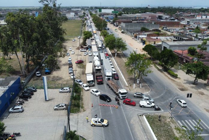 Moradores protestam contra a falta d'água