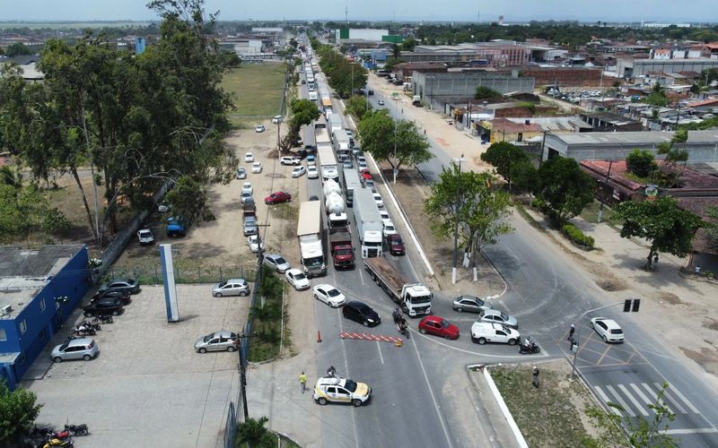 Moradores protestam contra a falta d'água