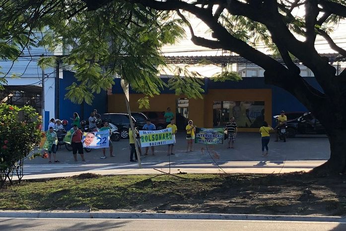 Manifestantes realizam protesto contra derrota de Bolsonaro na Av. Fernandes Lima
