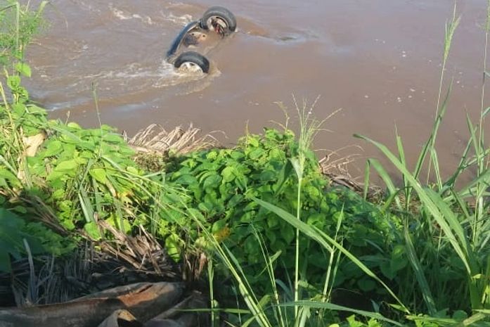 Bombeiros são acionados para resgate de carro que caiu de ponte sobre o rio Atalaia