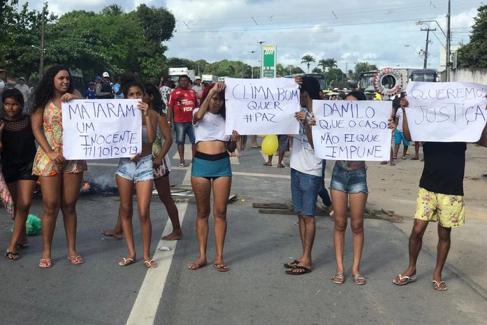 Moradores e familiares fecharam as ruas do Clima Bom pedindo Justiça.