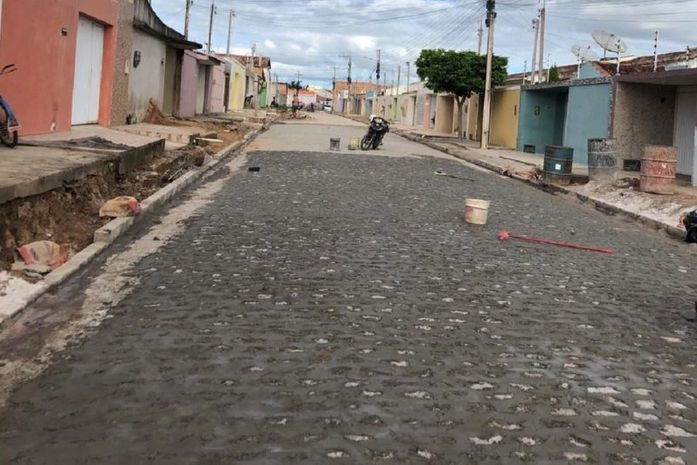 Prefeitura de Arapiraca realiza obras de calçamento em ruas do bairro Cavaco
