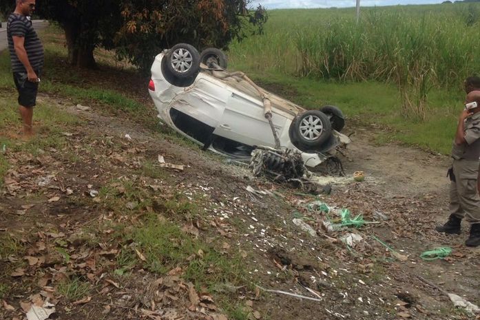 Assaltantes capotam com veículo após assalto em Pilar