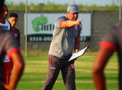 Roberto Fernandes comanda atividade no CT Ninho do Galo