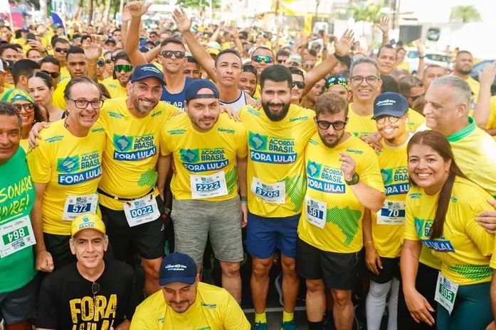 Lixo invade a orla marítima de Maceió