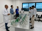 Sesi e Senai doam protetores faciais a profissionais do Hospital da Mulher