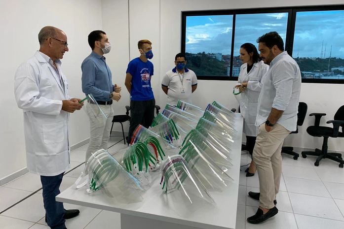 Sesi e Senai doam protetores faciais a profissionais do Hospital da Mulher