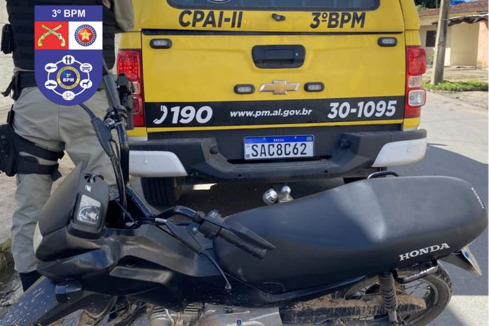 Adolescente é apreendido empurrando moto que tinha acabado de furtar nas proximidades do shopping