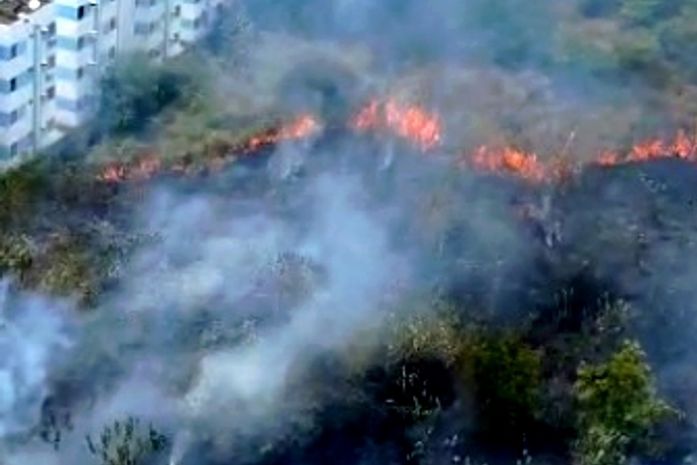 Vídeo: incêndio atinge área verde próxima a condomínios residenciais no bairro do Poço