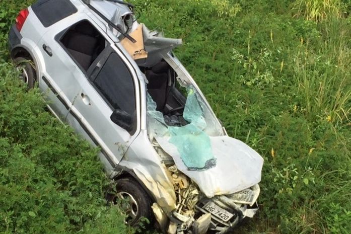 Ecosport caiu próximo a um rio