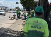 Limpeza Urbana inicia mutirão de limpeza na Avenida Lourival Melo Mota