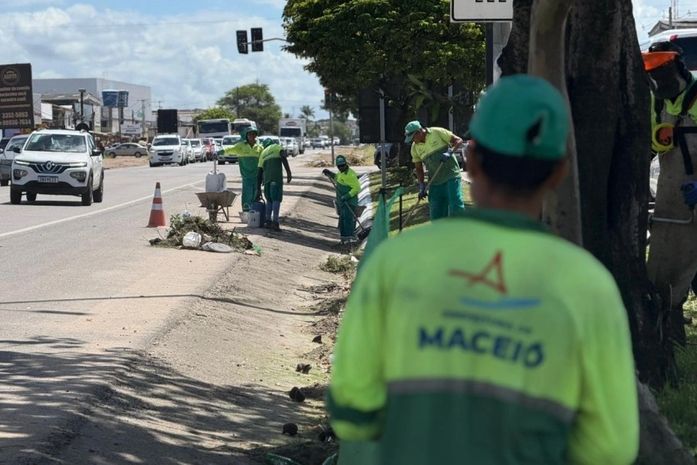 Limpeza Urbana inicia mutirão de limpeza na Avenida Lourival Melo Mota