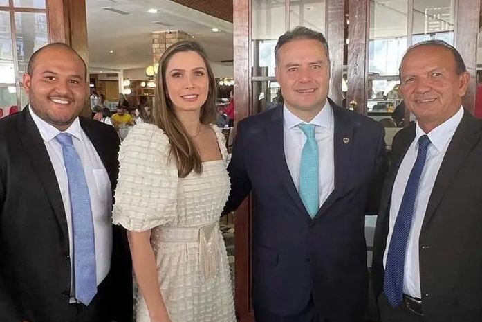 Líder político da região Norte de AL marca presença na posse de Renan Filho liderando grupo de prefeitos