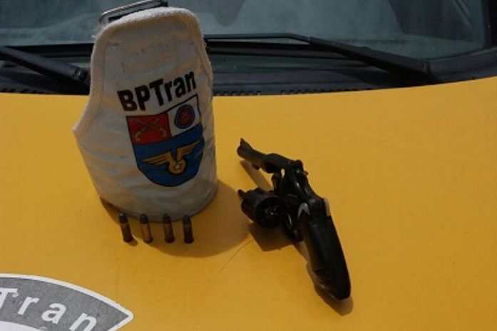 Arma apreendida com o suspeito