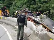 PR: ônibus com 55 pessoas tomba e deixa mais de uma dezena de mortos