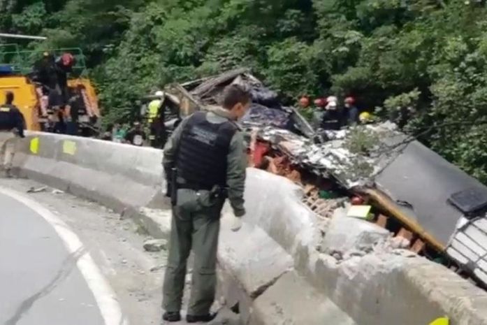 PR: ônibus com 55 pessoas tomba e deixa mais de uma dezena de mortos