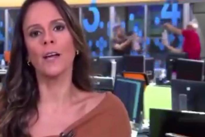 Funcionários da Globo fazem guerra de álcool em gel durante jornal ao vivo; confira