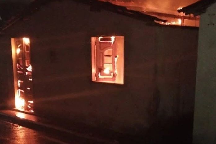 Casa incendeia após curto-circuito em Cacimbinhas