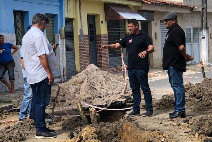 Prefeito George Clemente acompanha construção da nova rede de água