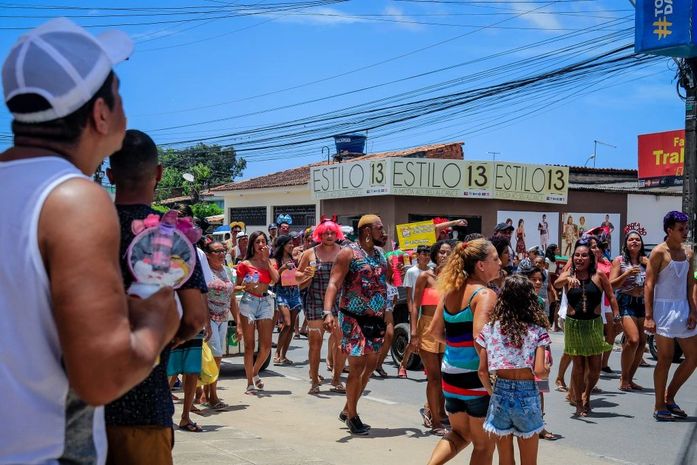 Bloco Bonecas do Biu leva famílias para a folia