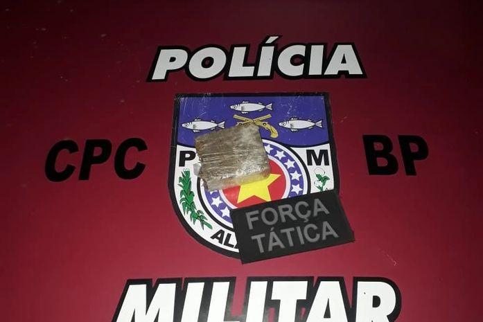 Jovem de 18 anos é preso com maconha em Ipioca