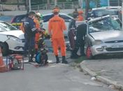 Assista a vídeo de acidente na Fernandes Lima, que deixou uma pessoa presa às ferragens 